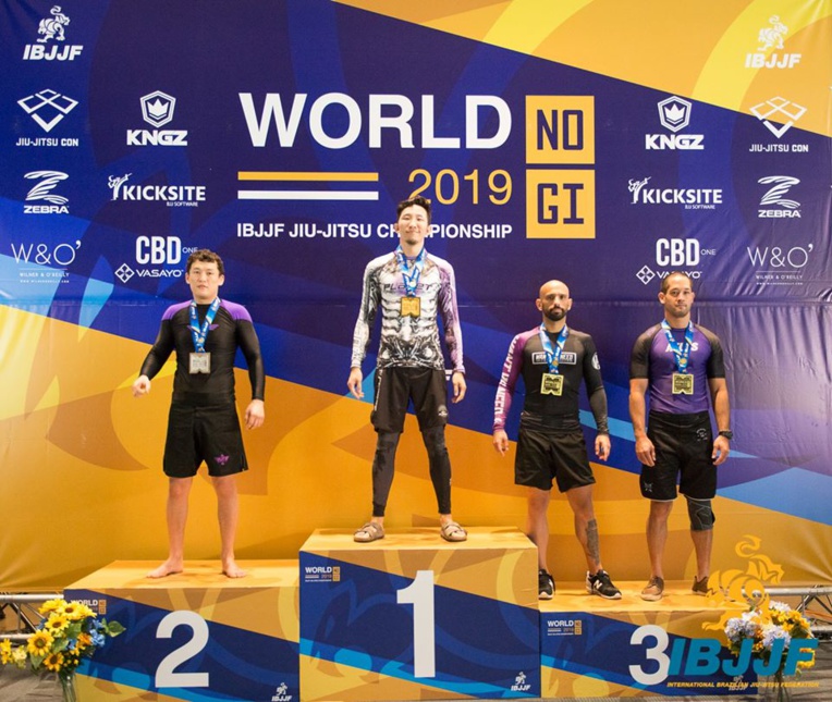 A droite, Maiti Charles, en bronze A droite, Maiti Charles, en bronze