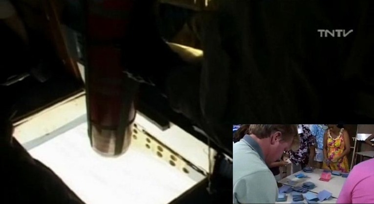 Largage, depuis un hélicoptère, d'affiches dans le lagon ( image TNTV)