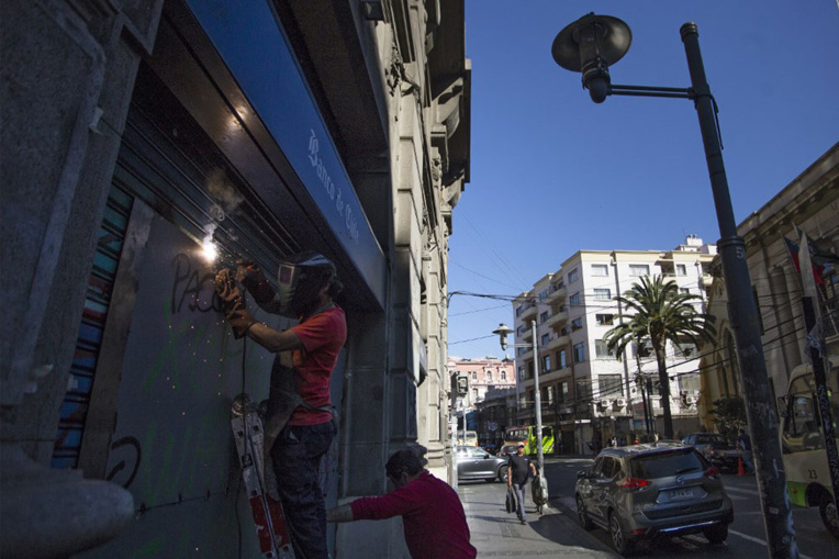 A Valparaiso, des devantures de Noël derrière des rideaux métalliques A Valparaiso, des devantures de Noël derrière des rideaux métalliques