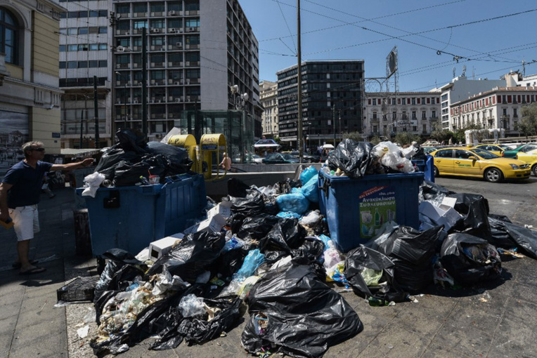 Grèce: un bébé jeté aux ordures sauvé grâce au retard des éboueurs