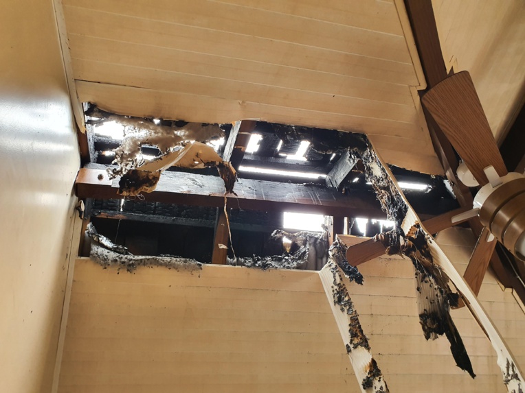 La toiture de l'un des appartements gravement endommagée par l'incendie. Le sinistre a été provoqué par une lanterne chinoise volante. La toiture de l'un des appartements gravement endommagée par l'incendie. Le sinistre a été provoqué par une lanterne chinoise volante.