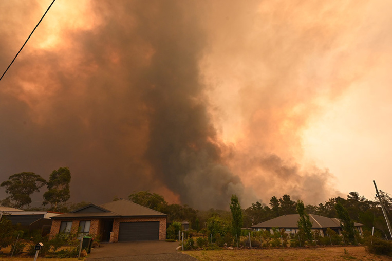 Incendies en Australie: le Premier ministre contesté se rend sur le front