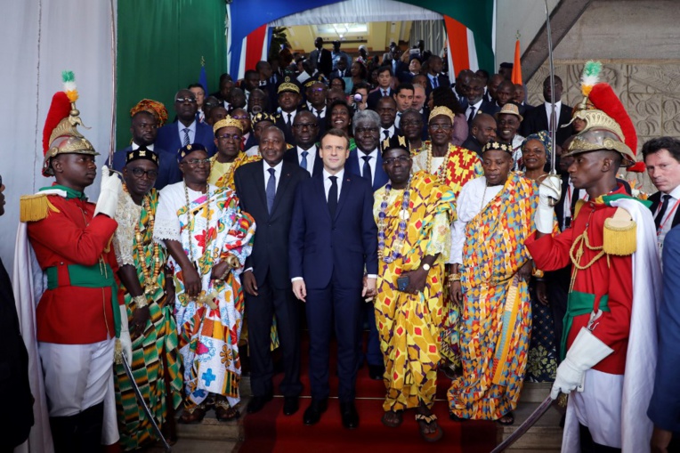 A Abidjan, Macron fait chef traditionnel ivoirien le jour de son anniversaire A Abidjan, Macron fait chef traditionnel ivoirien le jour de son anniversaire