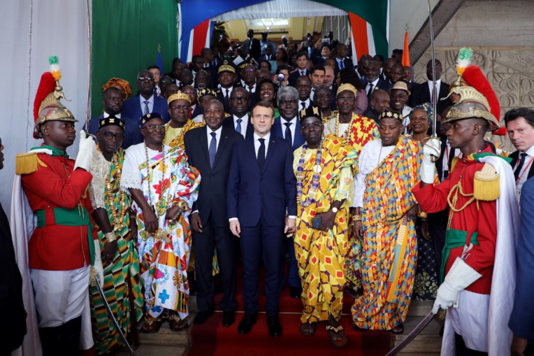 A Abidjan, Macron fait chef traditionnel ivoirien le jour de son anniversaire