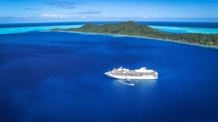 Le Paul Gauguin à Bora Bora (crédit photo : Sebu International) Le Paul Gauguin à Bora Bora (crédit photo : Sebu International)