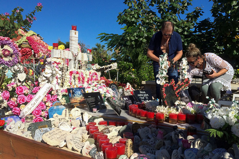 La sépulture de Johnny à St-Barth menacée par le sable et les crabes, selon l'avocat de Laeticia La sépulture de Johnny à St-Barth menacée par le sable et les crabes, selon l'avocat de Laeticia