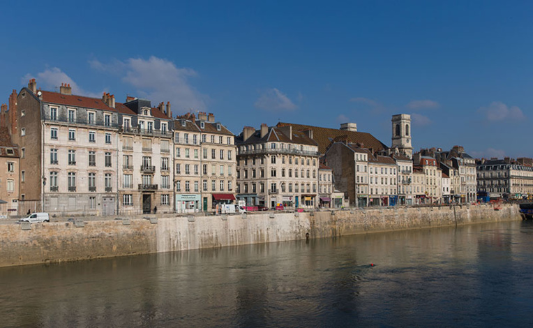 Fusillade à Besançon : les auteurs en fuite, polémique sécuritaire