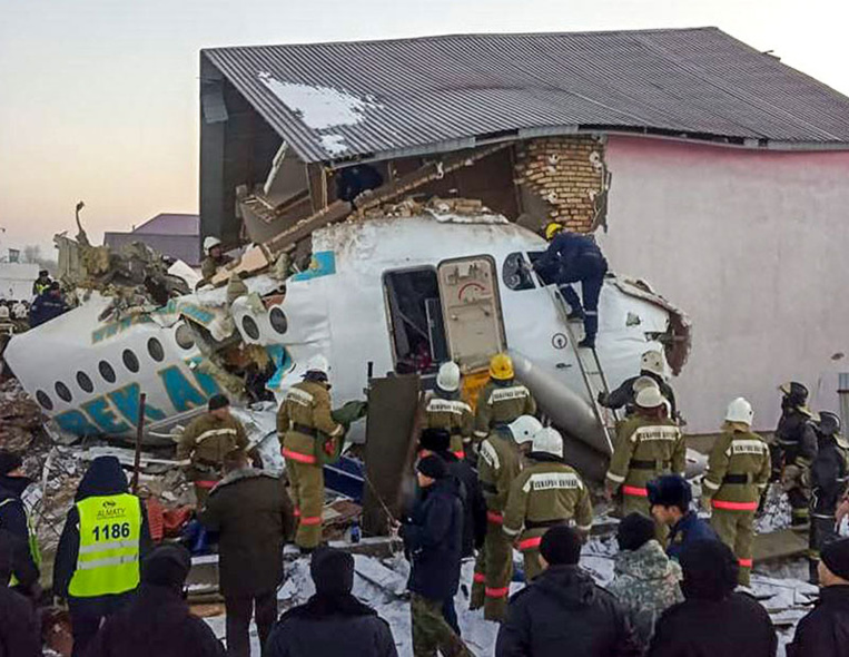 Un avion kazakh s'écrase, 12 morts et des dizaines de survivants