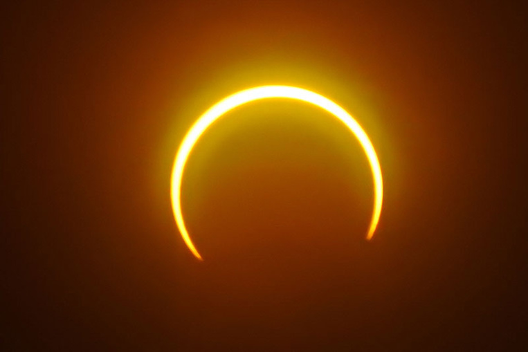 Les astronomes amateurs admirent une éclipse "cercle de feu" en Asie Les astronomes amateurs admirent une éclipse "cercle de feu" en Asie