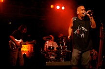 Le groupe de reggae marquisien Takanini