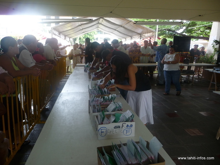 Petit pea pea sur la délivrance des cartes d'électeurs au bureau de poste de Papeete-mamao