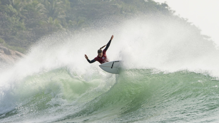 La vague déroule vers la gauche dans la baie de Riyue