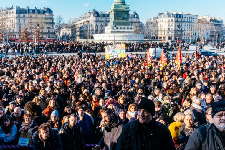 Retraites : Macron devrait maintenir le cap malgré le conflit Retraites : Macron devrait maintenir le cap malgré le conflit