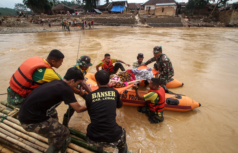 Inondations en Indonésie: 60 morts, des vivres largués par hélicoptère Inondations en Indonésie: 60 morts, des vivres largués par hélicoptère