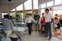 Uniforme dans les collèges: Tauhiti Nena à la rencontre de parents d'élèves