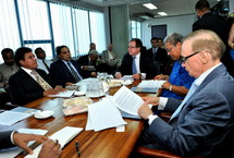 Session de travail (Source photo : ministère fidjien de l’information)