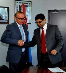 Bob Carr, ministre australien des affaires étrangères et Aiyaz Sayed-Khaiyum, Premier ministre par intérim (Source photo : ministère fidjien de l’information)