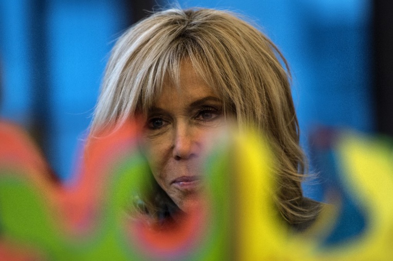 Brigitte Macron sort de l'ombre pour lancer les "Pièces jaunes"