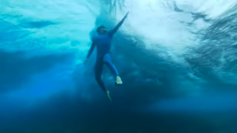 L'apnéiste Arnaud Jerald sous les vagues de Taapuna L'apnéiste Arnaud Jerald sous les vagues de Taapuna