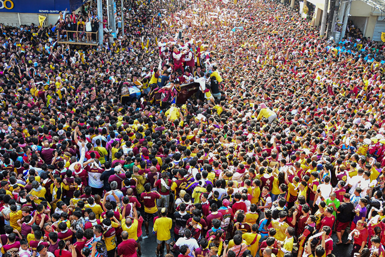 Philippines: immense foule de catholiques pour la procession du "Nazaréen noir"