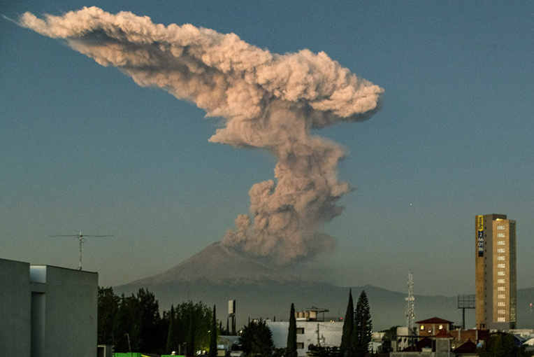 Mexique : gros nuage de cendres au dessus du volcan Popocatepetl Mexique : gros nuage de cendres au dessus du volcan Popocatepetl