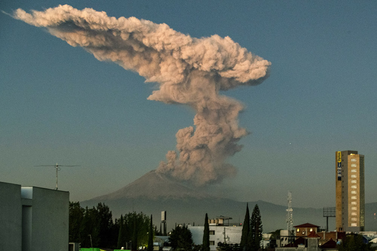 Mexique : gros nuage de cendres au dessus du volcan Popocatepetl