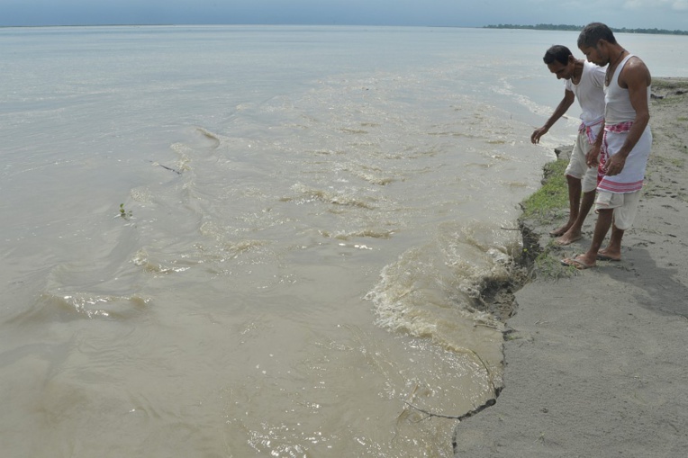 "Le fleuve a tout emporté": quand le Brahmapoutre dévore la terre