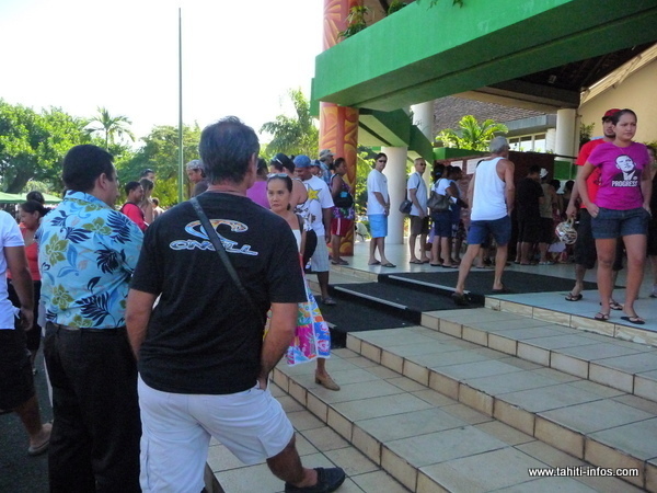 La queue devant le bureau N°1 à Punaauia