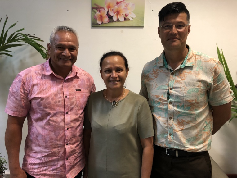 Christelle Lehartel, ministre des Sports, avec Raymond Teriitaumihau, son chef de cabinet (à gauche) et Anthony Pheu, directeur de la Jeunesse et des Sports (à droite). Christelle Lehartel, ministre des Sports, avec Raymond Teriitaumihau, son chef de cabinet (à gauche) et Anthony Pheu, directeur de la Jeunesse et des Sports (à droite).