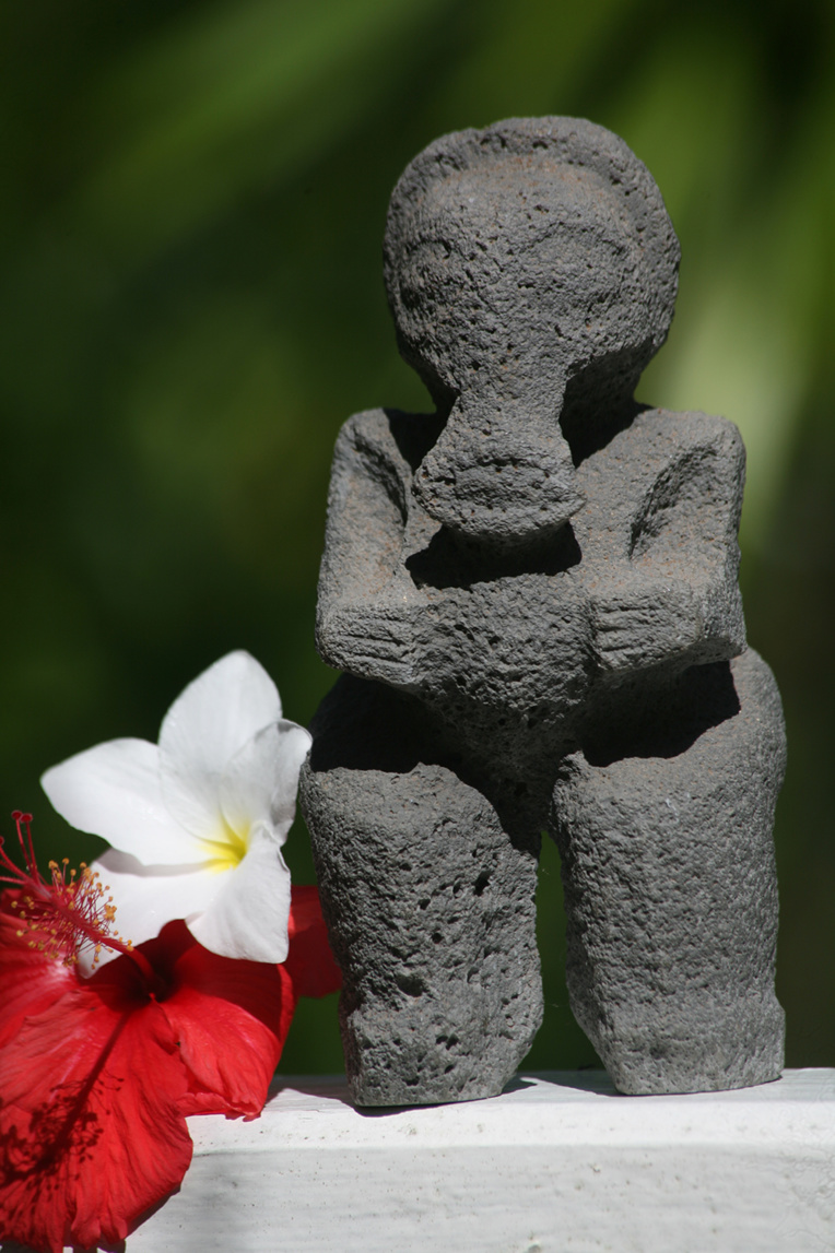 Le tiki éléphant (tiki erefani), découvert dans les années 80 à Okatu, est devenu aujourd’hui le tiki baleine (tiki pamuera). Il est la figure emblématique de l’île de Ua Huka.