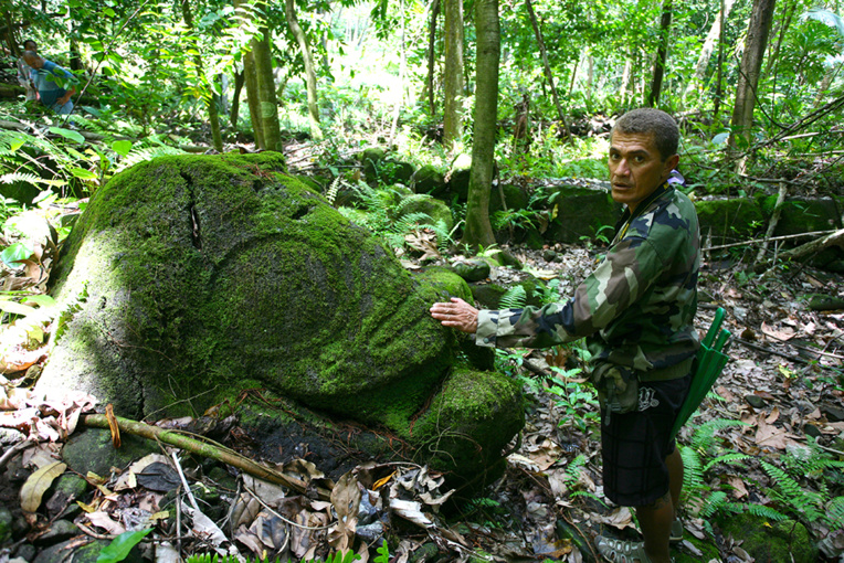 Enorme bloc rocheux, le tiki de Aakapa est aujourd’hui enfoui dans la forêt, bien au-dessus du petit village. Enorme bloc rocheux, le tiki de Aakapa est aujourd’hui enfoui dans la forêt, bien au-dessus du petit village.