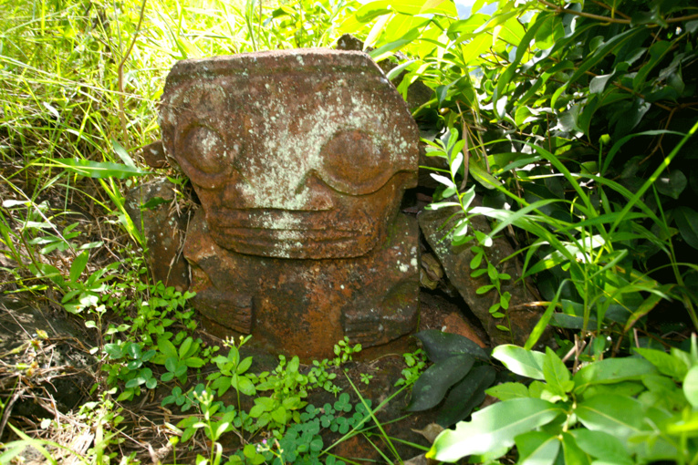 Ce tiki en forme de dalle ferme l’entrée d’une tombe dans l’ancien cimetière de Hiva Oa. Ce tiki en forme de dalle ferme l’entrée d’une tombe dans l’ancien cimetière de Hiva Oa.