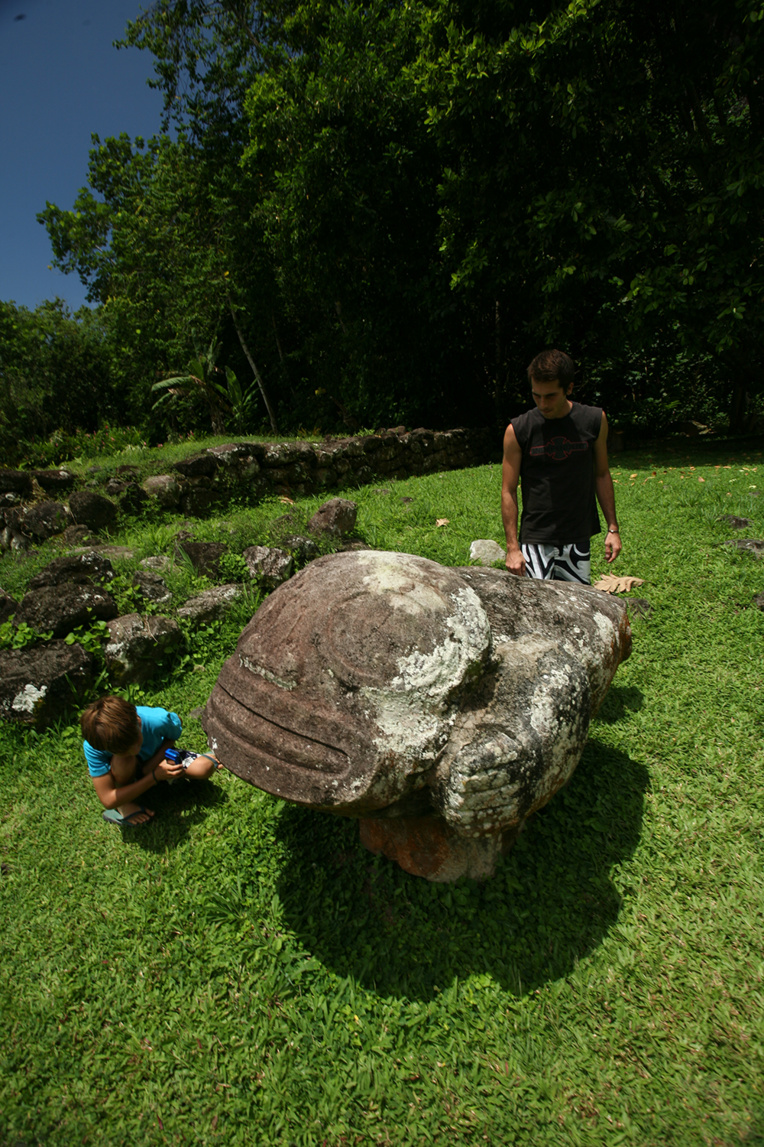Le tiki Maki i Taua Pepe, sur le site de Iipona, à l’époque où il n’était pas encore protégé par un toit ; une femmme qui accouche où une pierre sur laquelle accouchaient les femmes de chefs ? Ou tout autre chose à vrai dire ?