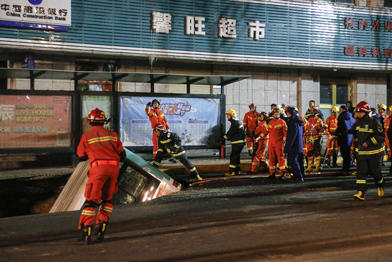 Chine: un bus englouti par la chaussée, 6 morts Chine: un bus englouti par la chaussée, 6 morts