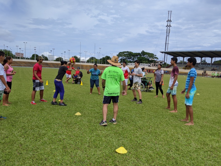 Une balle aux prisonniers pour fédérer les jeunes. Une balle aux prisonniers pour fédérer les jeunes.