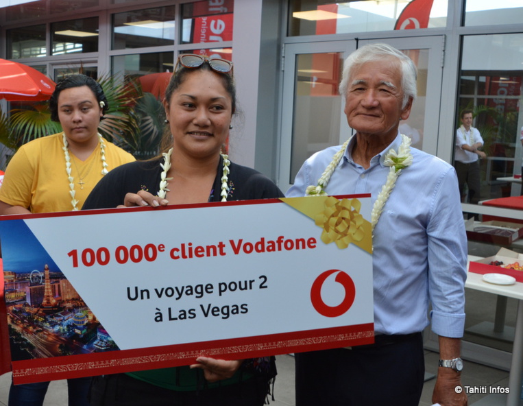 Lovina Barsinas, 100 000e cliente Vodafone, va partir 4 jours à Las Vegas ! Lovina Barsinas, 100 000e cliente Vodafone, va partir 4 jours à Las Vegas !