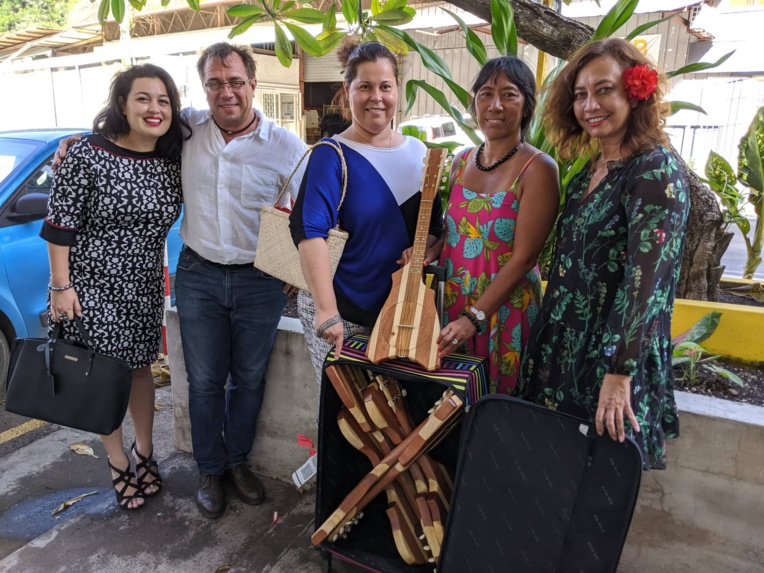 La député Nicole Sanquer va transporter neuf 'ukulele aux malades polynésiens évasanés à Paris La député Nicole Sanquer va transporter neuf 'ukulele aux malades polynésiens évasanés à Paris