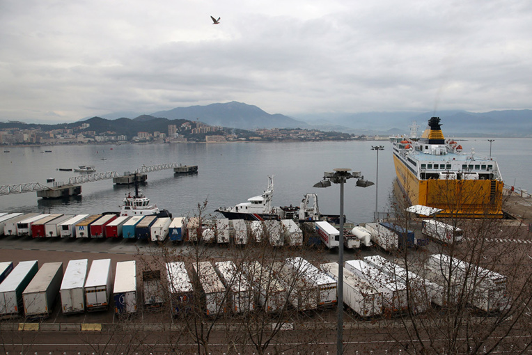 Retraites: la grève dans les ports de l'Hexagone provoque une pénurie Outre-mer
