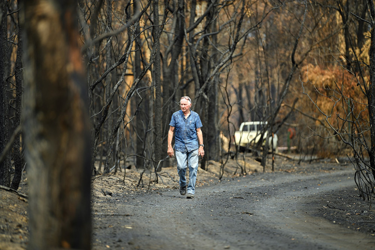 Ces Australiens qui ont affronté les flammes de "l'enfer" pour sauver leurs maisons Ces Australiens qui ont affronté les flammes de "l'enfer" pour sauver leurs maisons