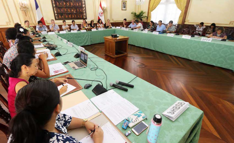 Syndicats, patronat et Pays autour de la table Syndicats, patronat et Pays autour de la table