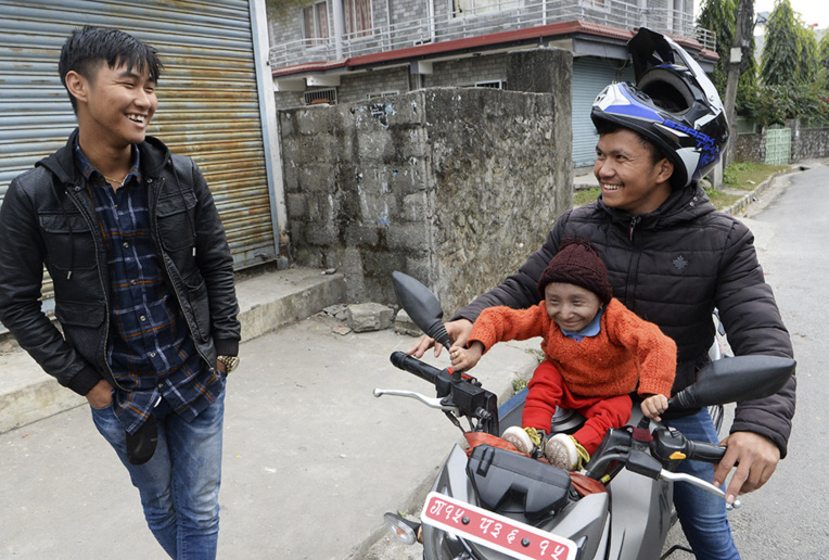 Mort à 27 ans au Népal de l'homme le plus petit du monde Mort à 27 ans au Népal de l'homme le plus petit du monde