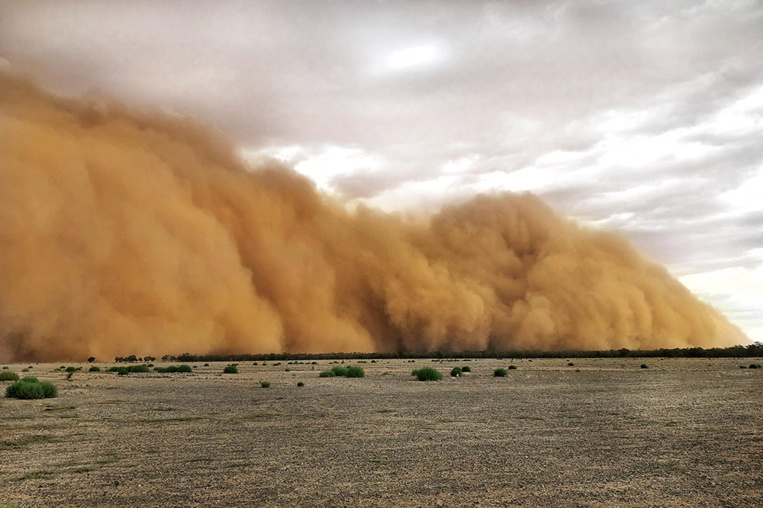 Tempête de sable et averse de grêle sur l'Australie sinistrée par les feux