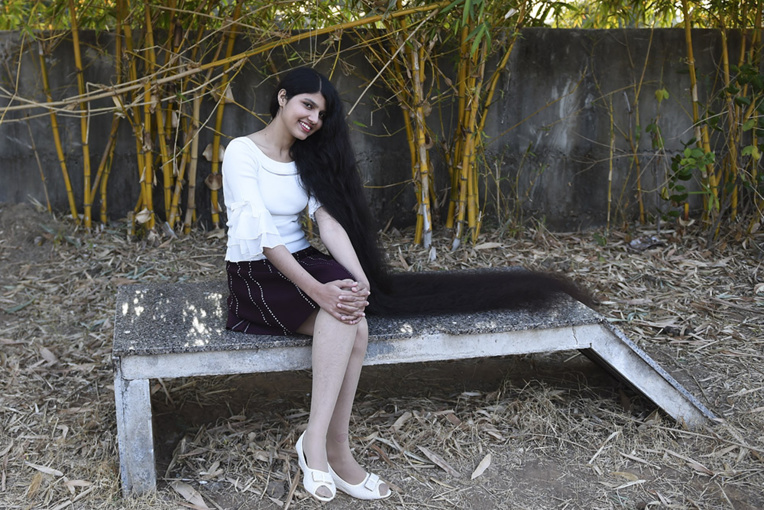 Inde: Nilanshi Patel, 17 ans et 190 centimètres de cheveux Inde: Nilanshi Patel, 17 ans et 190 centimètres de cheveux