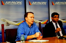 : David Pflieger, directeur général d’Air Pacific, annonce le changement de nom de sa compagnie pour « Fiji Airways ». (Source photo : Ministère fidjien de l’information)