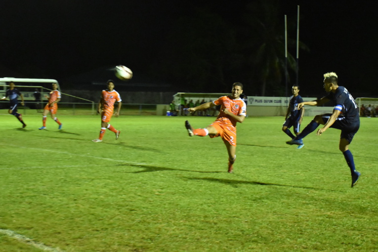 Teaonui Tehau s'est de nouveau illustré avec trois buts lors de la rencontre. Teaonui Tehau s'est de nouveau illustré avec trois buts lors de la rencontre.