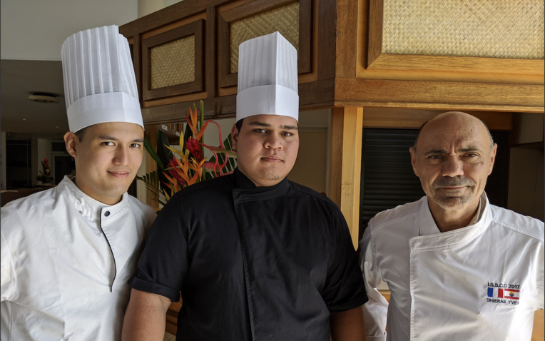 Hitinui Ahu, Reiarii Sanford et leur professeur Yves Dhieras. Hitinui Ahu, Reiarii Sanford et leur professeur Yves Dhieras.