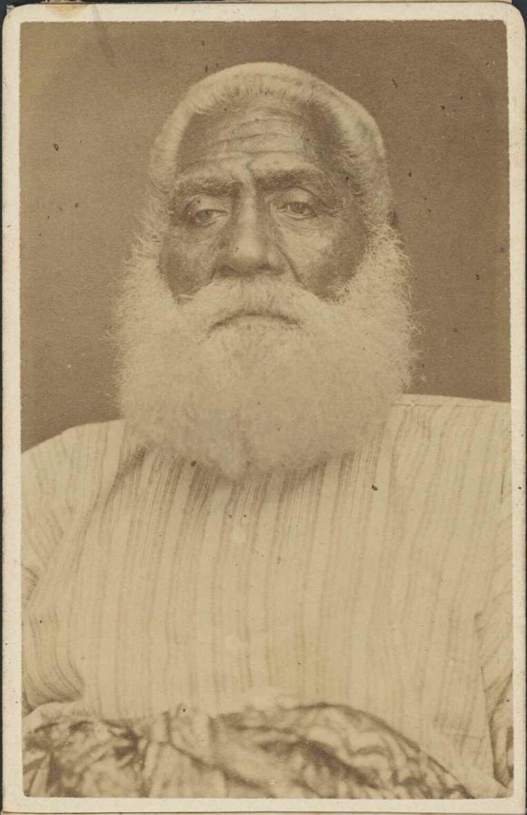 Le roi Cakobau (photo de Francis H. Dufty) ; l’ancien cannibale était devenu chrétien et composait volontiers avec les planteurs et autres colons, mais la couleur de sa peau ne plaisait pas à ceux qui adhérèrent au Klan en 1871. Le roi Cakobau (photo de Francis H. Dufty) ; l’ancien cannibale était devenu chrétien et composait volontiers avec les planteurs et autres colons, mais la couleur de sa peau ne plaisait pas à ceux qui adhérèrent au Klan en 1871.