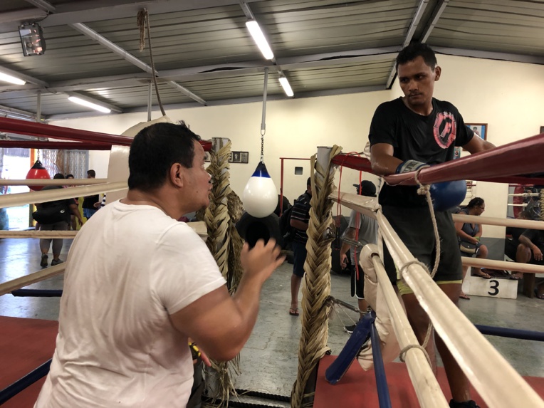 Henere Tahiata, conseiller technique de la FBAPF, peaufine la préparation des jeunes boxeurs. Henere Tahiata, conseiller technique de la FBAPF, peaufine la préparation des jeunes boxeurs.