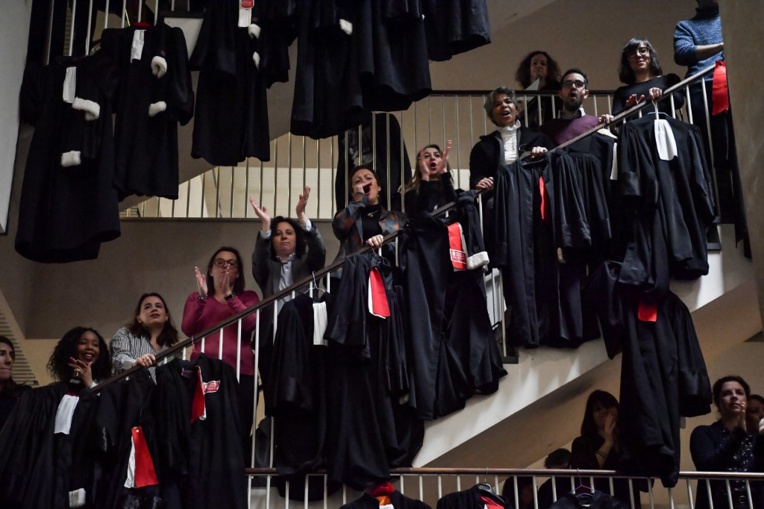 Retraites: "marée noire" d'avocats pour l'audience de rentrée à Lyon Retraites: "marée noire" d'avocats pour l'audience de rentrée à Lyon