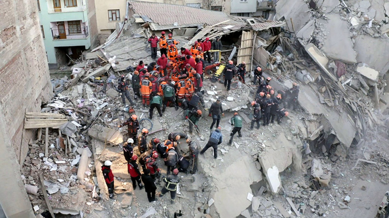 Séisme en Turquie: le bilan grimpe, ultimes fouilles des décombres
